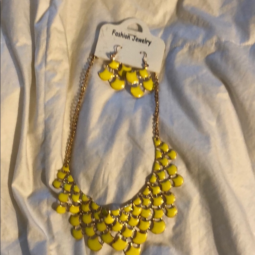 Gorgeous yellow and gold necklace/earrings set.New